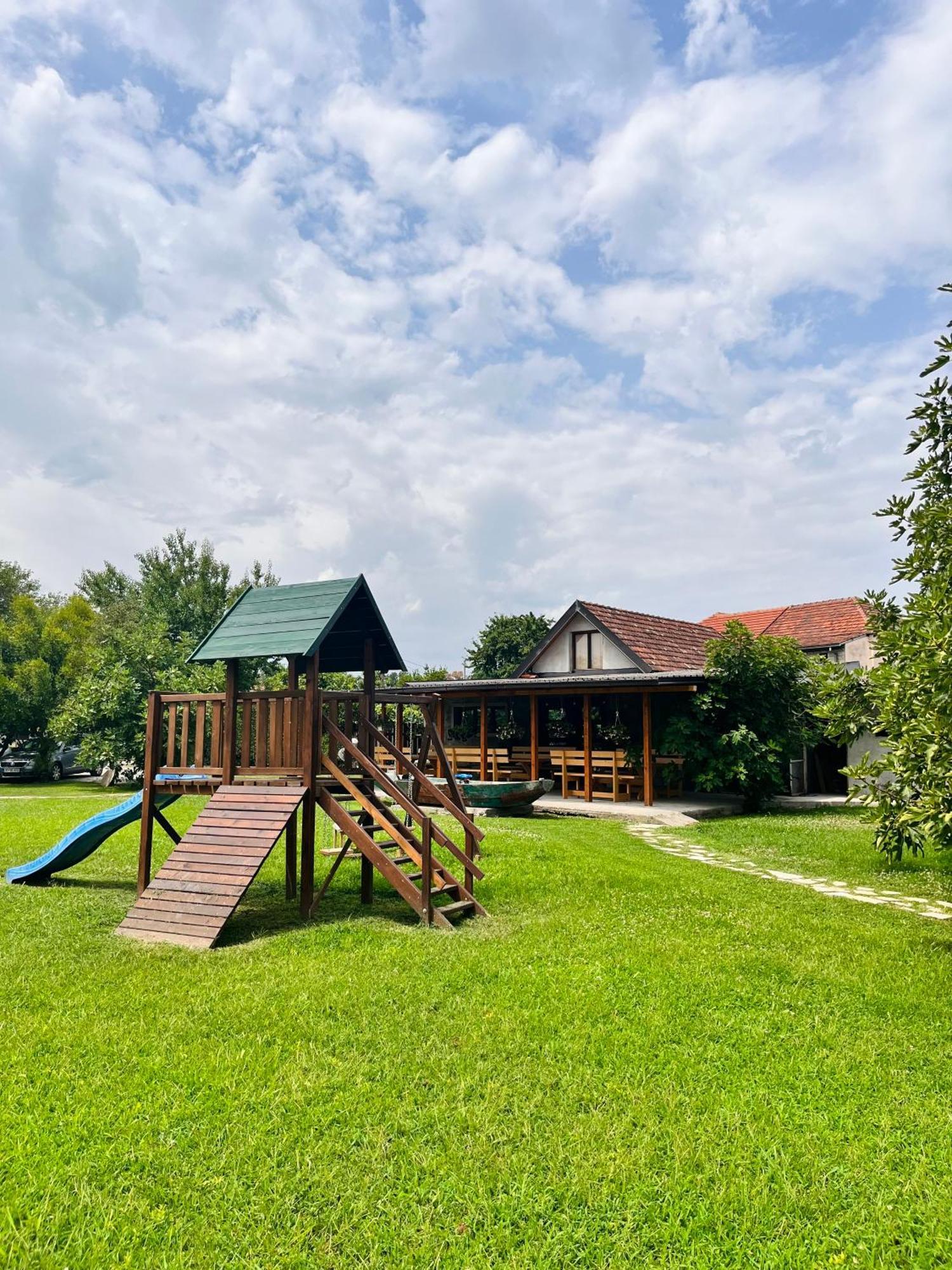 Balabani Local Stay Golubovci المظهر الخارجي الصورة